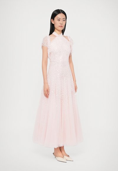 Világos rózsaszín, földig érő ruha, testhezálló felsőrésszel, tüll anyagból, rövid ujjakkal és finom díszítésekkel az egész ruhán. Egyszerű nyakkivágás.