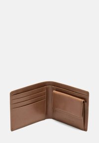 Brązowy skórzany portfel z wieloma przegródkami na karty i boczną kieszenią. Gładka faktura i staranne przeszycia, otwarty, aby pokazać układ wnętrza.