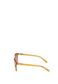 Gafas de sol con montura ámbar transparente y lentes de color marrón. Forma cuadrada con un sutil diseño geométrico en el frente y varillas delgadas.
