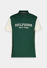 Grünes Poloshirt mit weißen Ärmeln und "HILFIGER NEW YORK" auf der Brust gestickt, mit einem Kragen mit zwei Knöpfen.