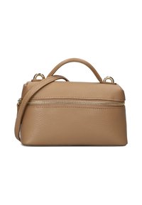 Tote aus braunem Leder mit strukturierter Oberfläche, ausgestattet mit einem oberen Griff, einem abnehmbaren Schulterriemen und einem goldenen Reißverschlussdetail auf der Vorderseite.