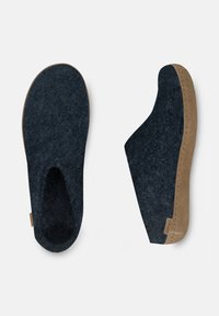 Scarpe slip-on in feltro grigio scuro con un accento in suede beige sul tallone. Design curvo e superficie testurizzata, adatte per uso interno.