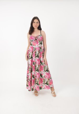 Robe maxi florale avec des nuances de rose, blanc et vert, dotée d'un corsage ajusté, de bretelles réglables et d'une jupe fluide.