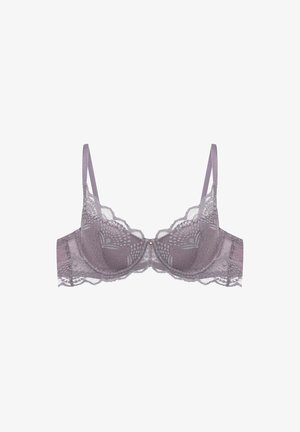Spitzen-BH in einem sanften Lavendelton, mit gewellten Kanten, komplizierten floralen Mustern und verstellbaren Trägern mit einem zentralen dekorativen Detail.
