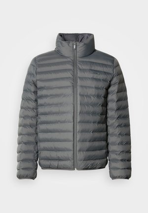 Chaqueta de plumas gris con un alto cuello y costuras horizontales. Presenta un cierre delantero y un pequeño logotipo en el lado izquierdo del pecho. Textura suave.