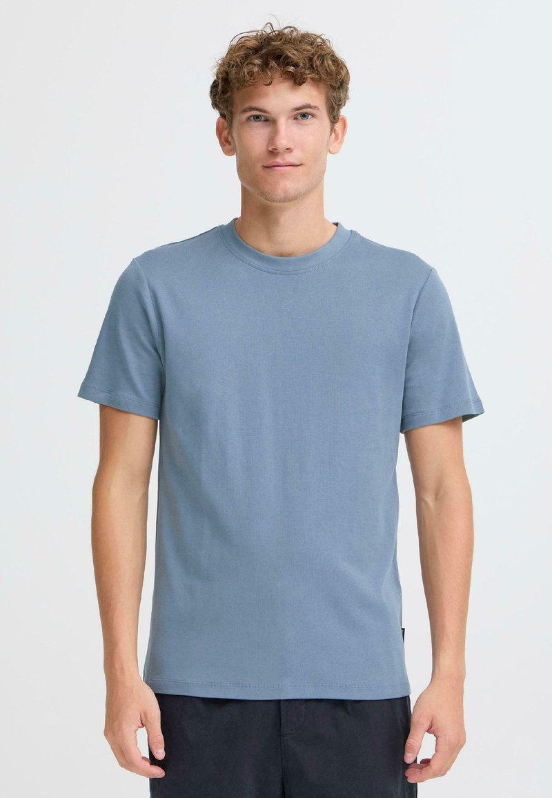 Ανδρικό κοντομάνικο t-shirt με στρογγυλή λαιμόκοψη σε ανοιχτό μπλε, κατασκευασμένο από απαλό βαμβακερό ύφασμα. Διαθέτει απλό σχεδιασμό χωρίς ορατά σχέδια ή λογότυπα.