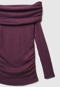 Schulterfreies Oberteil aus tiefviolettem, geripptem Stoff mit langen Ärmeln und seitlicher Raffung. Weiche Textur und figurbetonte Silhouette.