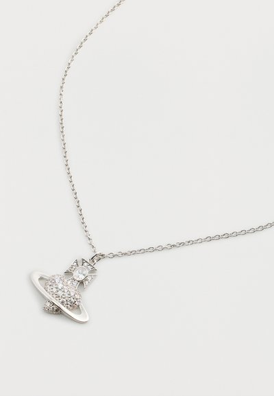 Ασημένιο κολιέ με αποκριφωμένο πλανήτη σε σχήμα καρδιάς, διακοσμημένο με διαυγή ρινοστάτες και ένα τόξο, κρεμασμένο σε μια λεπτή αλυσίδα.