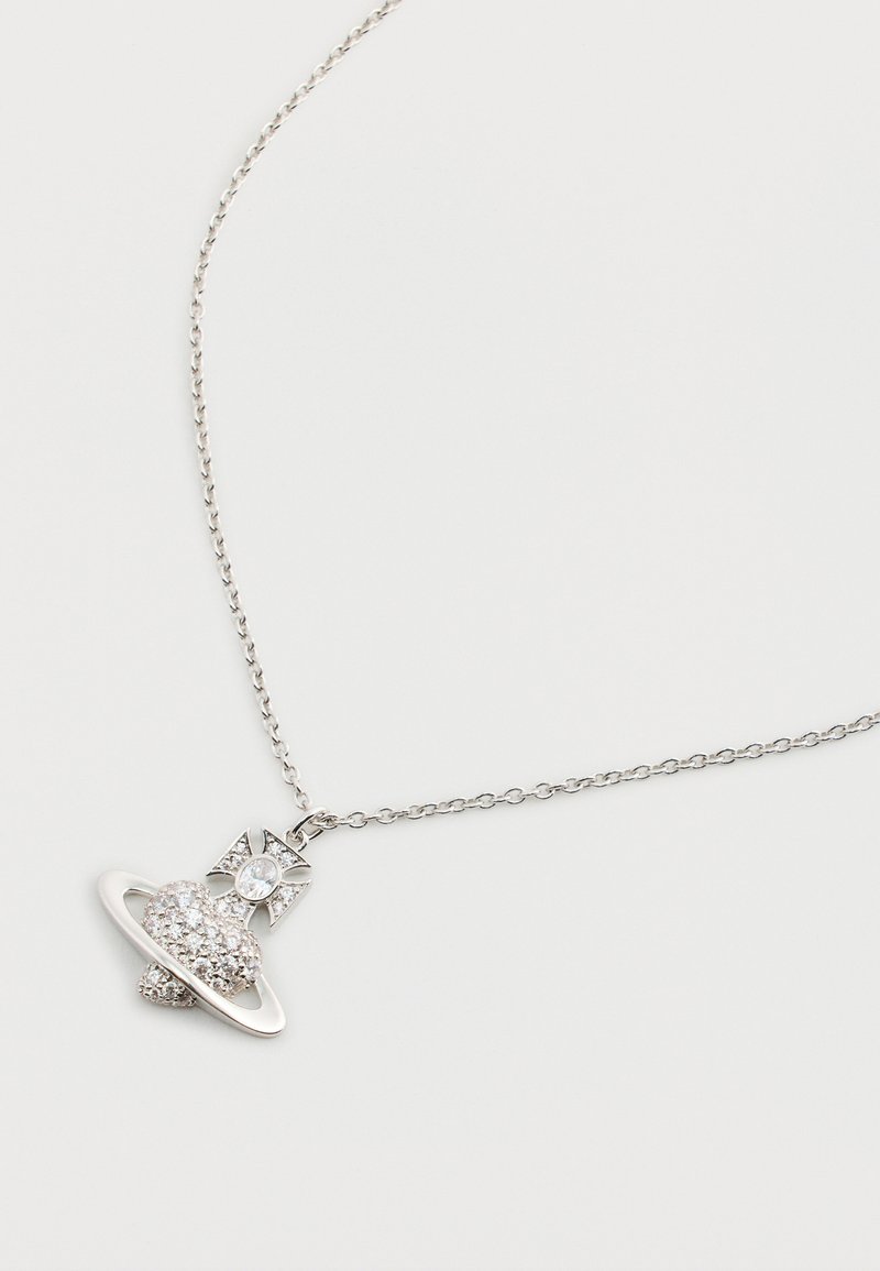 Silberne Halskette mit einem Planet-Anhänger in Herzform, verziert mit klaren Strasssteinen und einer Schleifenakzent, an einer zarten Kette.