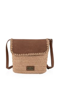 Bolso de hombro trenzado en tono marrón claro con una solapa de piel sintética marrón y detalles cosidos. Presenta una placa metálica con el logotipo en la parte frontal. Correa ajustable.
