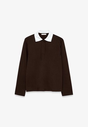 Tumepruun pikkade varrukatega polo särk, millel on valge tekstuuriga krae ja kolmeknöppli. Sile ja mugav materjal.