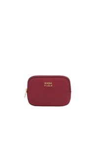 Bolsa con cremallera color marrón con textura de tela suave, detalle de logo dorado y forma rectangular redondeada. Adecuada para guardar objetos pequeños.