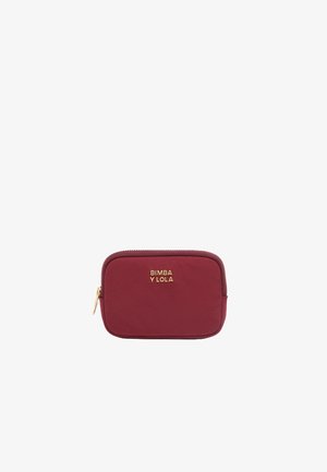 Bolsa con cremallera color marrón con textura de tela suave, detalle de logo dorado y forma rectangular redondeada. Adecuada para guardar objetos pequeños.
