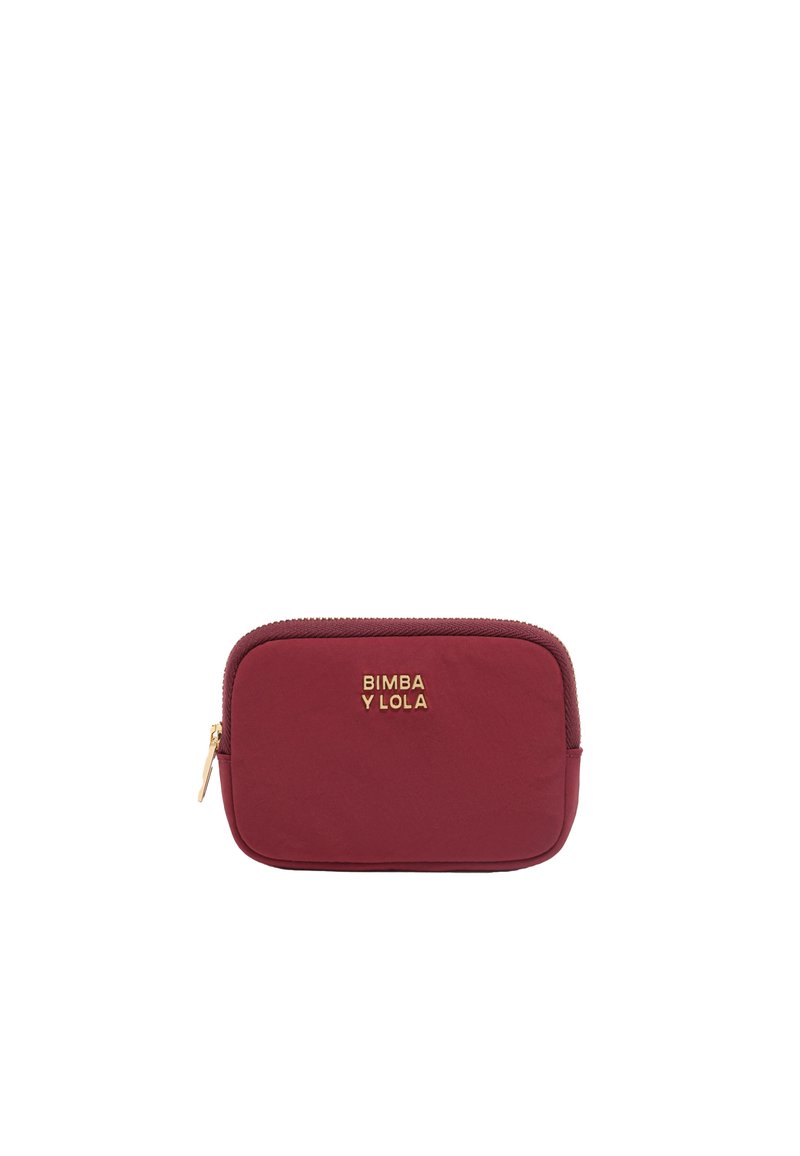 Bolsa con cremallera color marrón con textura de tela suave, detalle de logo dorado y forma rectangular redondeada. Adecuada para guardar objetos pequeños.