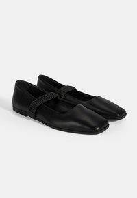 Schwarze Ballerinas aus glattem Leder mit quadratischer Zehenform und einem gerafften Riemen über dem Fuß, ausgestattet mit einer flachen Sohle.