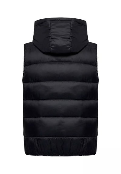 Gilet rembourré noir avec un col haut et une capuche. Présente des sections matelassées, une texture lisse et un logo le long de l'ourlet inférieur.