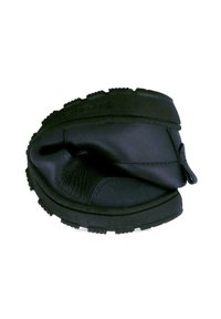 Scarpa nera in pelle con suola in gomma, caratterizzata da una finitura testurizzata, forma arrotondata e un piccolo anello sul retro per facilitarne l'indossamento.