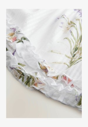 Fehér szövet virágmintával az élein, finom fodrokkal. Puha textúra, finom vízszintes csíkokkal.