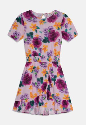 Kortærmet lilla kjole med lilla, gul og grøn blomsterprint, rund halsudskæring, elastisk talje og nederdele med flæser.