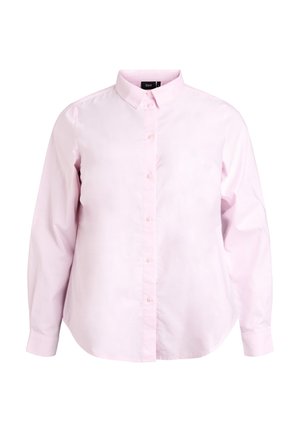 Vaaleanpunainen pitkähihaisen, napitettavan paidan kauluksella, jossa on suora helma ja pehmeä, sileä pinta. Hienovaraiset napeilla koristellut yksityiskohdat edessä.