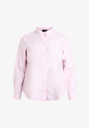 Chemise rose clair à manches longues avec col et boutons, dotée d'un ourlet droit et d'une texture douce et lisse. Accents de boutons subtils sur le devant.