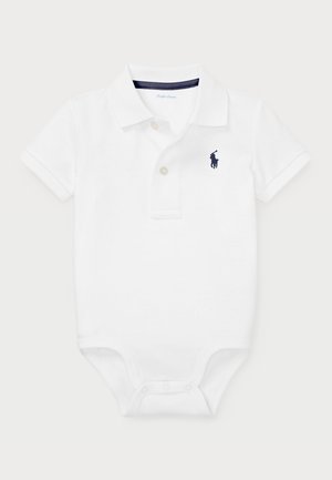 Bela kratka polo bodysuit iz mehkega bombaža s trojnim gumbom in temno modrim izvezenim logotipom na prsih. Zapenjanje na dnu.