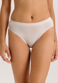 Světlé růžové hipster kalhotky z bavln�ěné směsi s hladkou texturou, elastickým pasem a minimalistickým designem. Vhodné pro každodenní nošení.