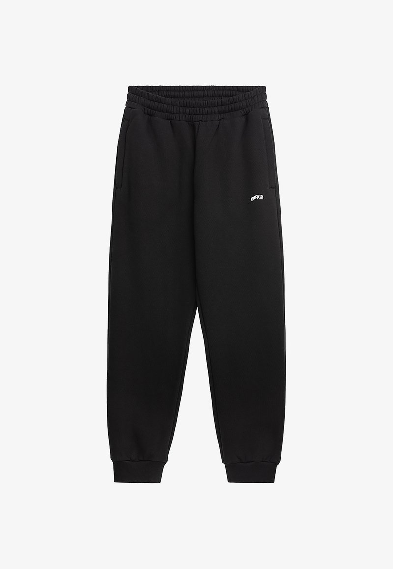 Sorte joggebukser med elastisk midje, sidelommer, ribbestrikkede mansjetter og en liten hvit logo på venstre lår. Myk stofftekstur.