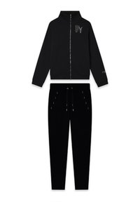 Conjunto de chándal negro que incluye una chaqueta con cremallera y cuello alto con un logotipo, combinada con pantalones con cordón y detalles decorativos.