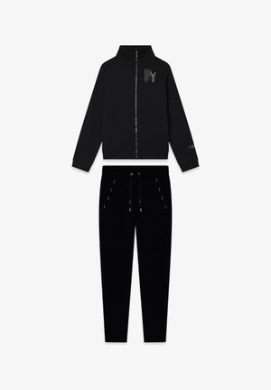 Conjunto de chándal negro que incluye una chaqueta con cremallera y cuello alto con un logotipo, combinada con pantalones con cordón y detalles decorativos.