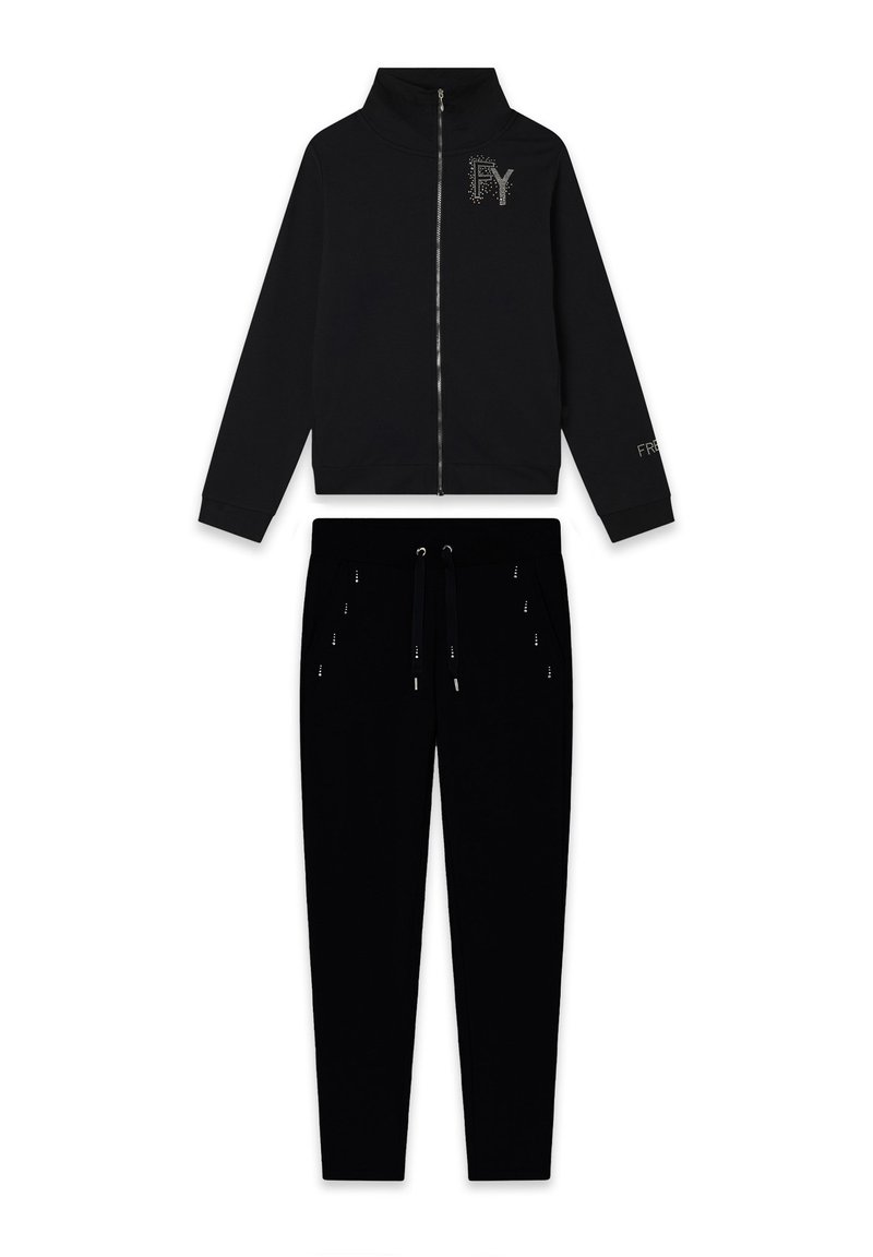 Conjunto de chándal negro que incluye una chaqueta con cremallera y cuello alto con un logotipo, combinada con pantalones con cordón y detalles decorativos.