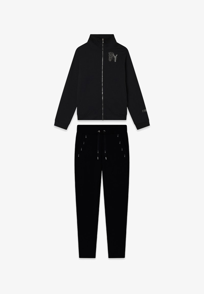 Conjunto de chándal negro que incluye una chaqueta con cremallera y cuello alto con un logotipo, combinada con pantalones con cordón y detalles decorativos.