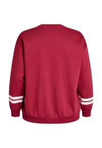 Rød sweatskjorte med rund hals og lange ærmer. Har hvide striber ved manchetterne og en ribbet kant for et tætsiddende look. Glat tekstur.