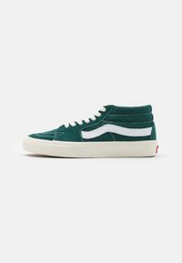 Hochschaft-Sneaker aus dunkelgrünem Canvas mit weißen Akzenten, ausgestattet mit einer Gummisohle, runder Zehenpartie und klassischem Schnürdesign.