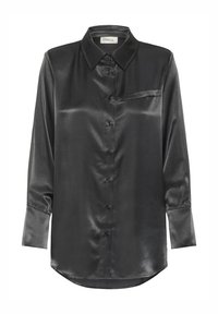 Sort satin skjorte med lange ærmer, knaplukning og spidse krave, enkelt brystlomme og oversized manchetter.