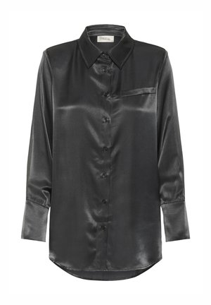 Schwarzes Satin-Hemd mit langen Ärmeln, Knopfleiste und spitzem Kragen, einer einzelnen Brusttasche und übergroßen Manschetten.