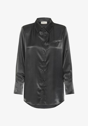 Sort satin skjorte med lange ærmer, knaplukning og spidse krave, enkelt brystlomme og oversized manchetter.