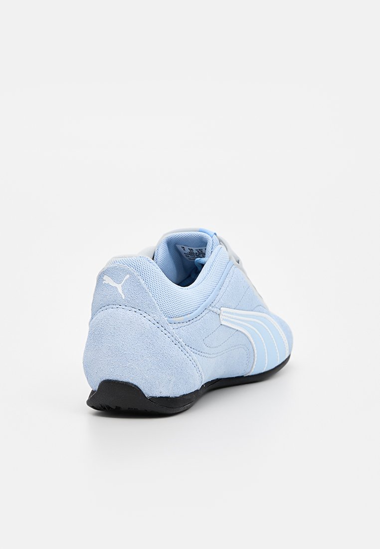 Baskets de sport bleu clair avec une tige en daim, des détails en maille et des accents de rayures blanches. Semelle en caoutchouc noire pour l'adhérence et la durabilité.