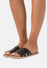 s.Oliver SLIDES - Mules - black