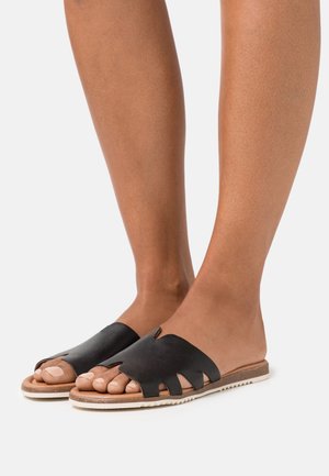 s.Oliver SLIDES - Mules - black