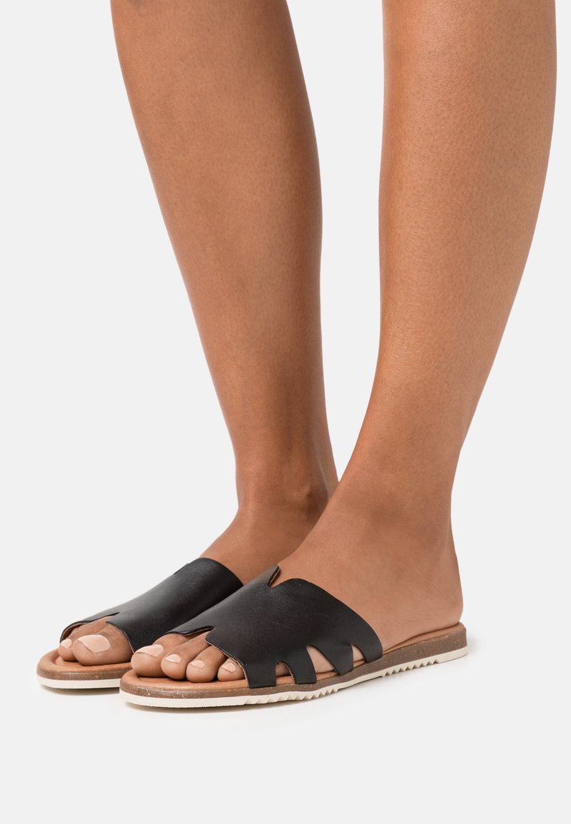 s.Oliver SLIDES - Mules - black
