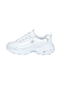 Zapatilla blanca con parte superior de cuero texturizado, cuello acolchado y punta redonda. Presenta cierre de cordones y una suela de goma gruesa y con patrón.