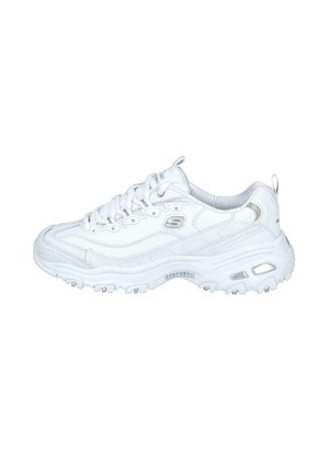 Zapatilla blanca con parte superior de cuero texturizado, cuello acolchado y punta redonda. Presenta cierre de cordones y una suela de goma gruesa y con patrón.