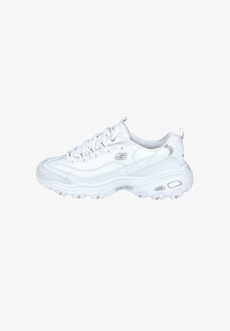 Zapatilla blanca con parte superior de cuero texturizado, cuello acolchado y punta redonda. Presenta cierre de cordones y una suela de goma gruesa y con patrón.