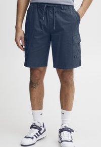 Pantaloni scurți cargo de culoare bleumarin, dintr-un material ușor, având talie elastică, sistem de închidere cu șnur și buzunare laterale.