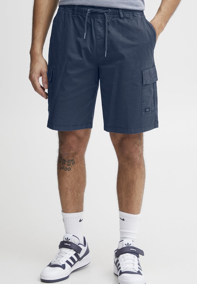 Pantaloni scurți cargo de culoare bleumarin, dintr-un material ușor, având talie elastică, sistem de închidere cu șnur și buzunare laterale.