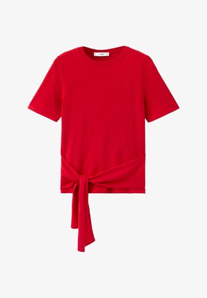Rotes Kurzarm-Stricktop mit rundem Ausschnitt und asymmetrisch herabhängendem vorderem Bindeband.