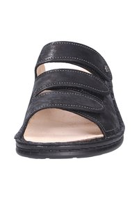 Schwarze Sandalen mit drei verstellbaren Riemen, offenes Zehendesign, glatte Ledertextur und einer hellen Innenauskleidung. Texturierte Sohle für besseren Halt.