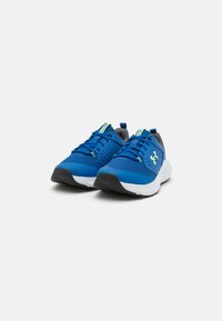 Blaue Sportschuhe mit strukturiertem Obermaterial, grauen Akzenten, schwarzer Sohle und reflektierenden Details an den Schnürsenkeln. Leichtes Design.