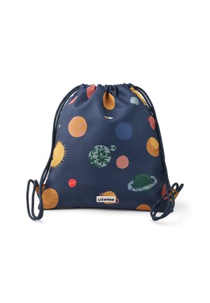 Granatowy worek z ściągaczem z kolorowymi ilustracjami planet i motywem kosmosu oraz metką marki Liewood na dole na środku.